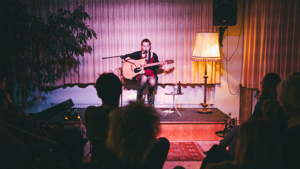 salon_monaIda_Konzert_FotoBy_AngelaLamprecht Mona Ida Stubat Konzert in der Guten Stube Andelsbuch. Foto by Angela Lamprecht.