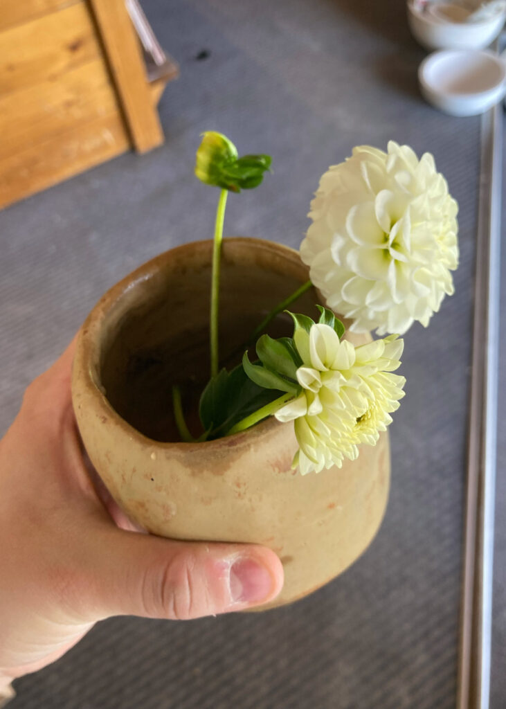 Blumenvase aus Keramik von Hand gemacht in der Töpferstube.