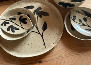 Keramik Schalen mit gepunktetem Ton und Illustration.